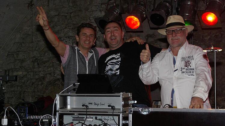 Discjockeys aus Hammelburgs besten Musikzeiten sorgten für den passenden Sound bei der "Eisdielen-Revival-Party" (von links): Mitch, Benny und Peter G.  Foto: Winfried Ehling