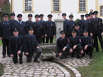 Die Feuerwehr Dürrenried mit Kommandant André Höhn und dem Vorsitzenden des Feuerwehrvereins, Hilmar Dötschel (Neunter von links) posiert für die Festchronik im Jubiläumsjahr. Foto: privat