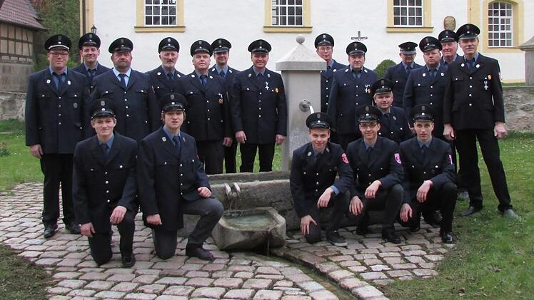 Die Feuerwehr Dürrenried mit Kommandant André Höhn und dem Vorsitzenden des Feuerwehrvereins, Hilmar Dötschel (Neunter von links) posiert für die Festchronik im Jubiläumsjahr. Foto: privat