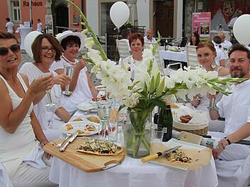 Weiße Deko, weiße Kleidung, gut gelaunte Menschen - das alles gehört zum "Diner en blanc" dazu.  Fotos: Sonny Adam