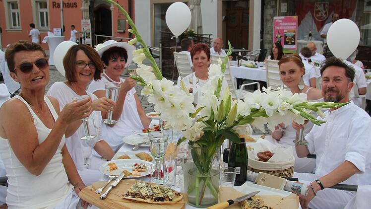 Weiße Deko, weiße Kleidung, gut gelaunte Menschen - das alles gehört zum "Diner en blanc" dazu.  Fotos: Sonny Adam