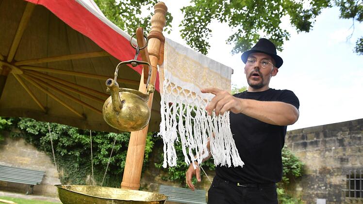 Andrej Pfeiffer-Perkuhn mit einem "Lavabo", einem Gestell zum Händewaschen. Foto: Ronald Rinklef