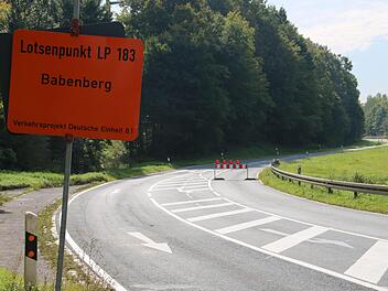 Der Abzweig auf nach Ebing existiert nicht mehr. Auf der Straße zwischen Zapfendorf und Breitengüßbach wurde die Markierung schon übermalt. Doch frei für den Verkehr ist die Strecke immer noch nicht. Foto: Matthias Einwag