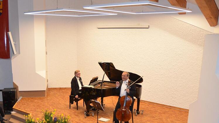 Der Pianist Hans-Dieter Bauer und der Cellist Karlheinz Busch zogen ihr Publikum im renovierten Rathaussaal in Bann.Foto: Rainer Lutz