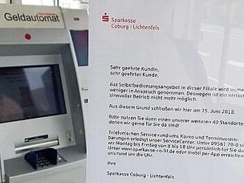 Per Aushang werden die Sparkassen-Kunden über die Schließung des Automaten informiert. Foto: Ulrike Nauer