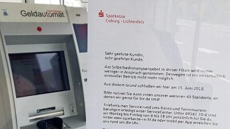 Per Aushang werden die Sparkassen-Kunden über die Schließung des Automaten informiert. Foto: Ulrike Nauer