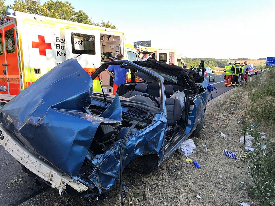 Schwerer Unfall auf A73: Cabrio überschlagen - zwei Menschen schwer verletzt