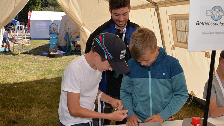 Max (l.) und Yannick  vor einem Werkstück bei der Firma Waasner Foto: Franka Struve