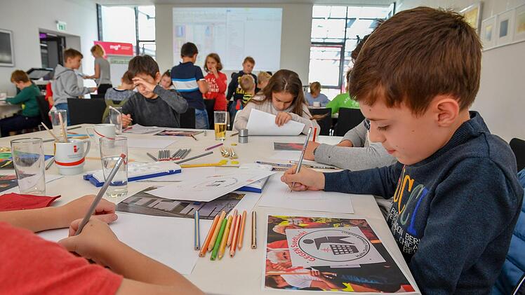 Weltkindertag: Etwa 120 junge Künstler waren am Donnerstag in der Zentralredaktion am Werkeln. Foto: Ronald Rinklef,