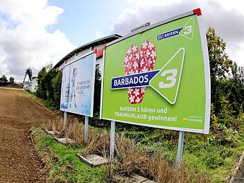 Die Sockel der beiden Werbetafeln am südlichen Ortsausgang von Maßbach sind  um einiges höher als in der Baugenehmigung erlaubt. Der Marktgemeinderat,  der schon immer gegen die beiden Tafeln war, stimmte dieser Veränderung  nicht zu. Dieter Britz