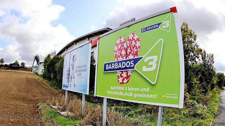 Die Sockel der beiden Werbetafeln am südlichen Ortsausgang von Maßbach sind  um einiges höher als in der Baugenehmigung erlaubt. Der Marktgemeinderat,  der schon immer gegen die beiden Tafeln war, stimmte dieser Veränderung  nicht zu. Dieter Britz