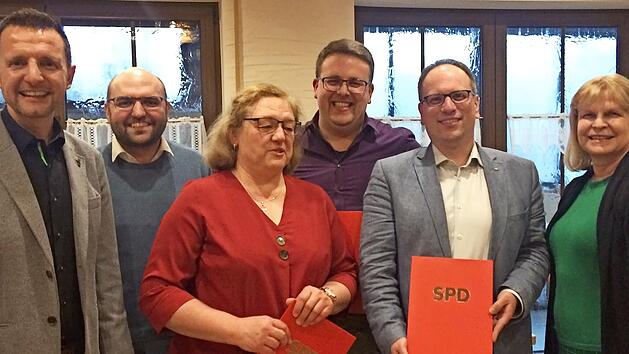 Freuen sich über den gelungenen Abend (v. l.): SPD- Bezirktagskandidat Andreas Hügerich, SPD- Kreisvorsitzender Sebastian Müller, Silvia Engel , Tobias Engel, Oliver Jauernig sowie SPD-Landtagskandidatin Sabine Gross.