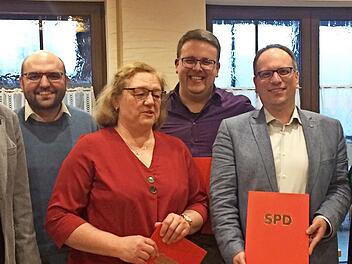 Freuen sich &uuml;ber den gelungenen Abend (v. l.): SPD- Bezirktagskandidat Andreas H&uuml;gerich, SPD- Kreisvorsitzender Sebastian M&uuml;ller, Silvia Engel , Tobias Engel, Oliver Jauernig sowie SPD-Landtagskandidatin Sabine Gross.
