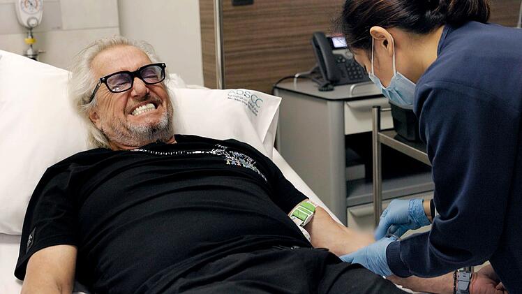 Daf&uuml;r wird dem 62-J&auml;hrigen Blut abgenommen, welchem ihm sp&auml;ter wieder unterspritzt wird.