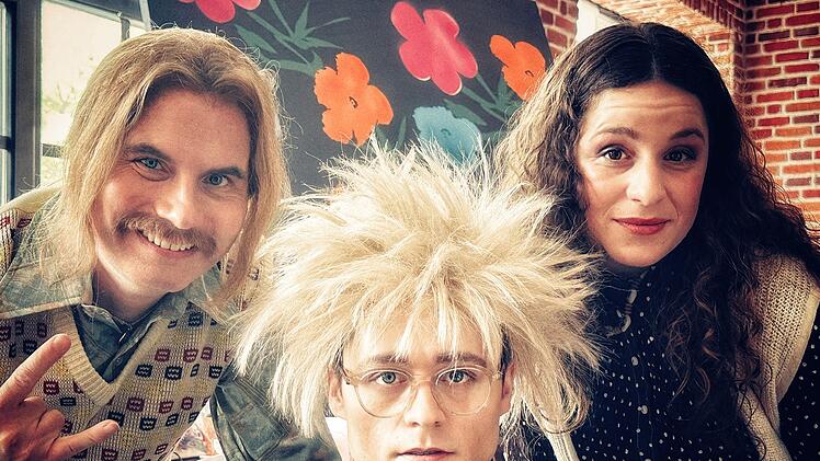 Bernd (Carsten Strauch, links) und Frauke (Lou Strenger) aus Kassel mischen die WG von ihrem Idol Andy Warhol (Tom B&ouml;ttcher) auf.