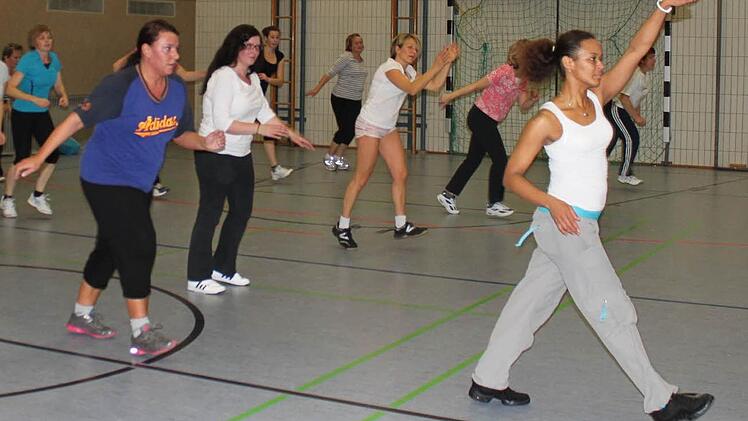 Schnelle Bewegungen: Sandrine Mokoyoko tanzt mit den Nüdlinger Frauen Zumba. Foto: Sabine Herteux
