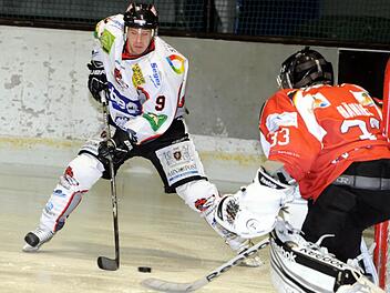 War mit zwei Treffern maßgeblich beteiligt an der erfolgreichen Aufholjagd der Kissinger Wölfe im Spiel gegen den ESC Vilshofen: Al Joanette (links). Foto: Hopf