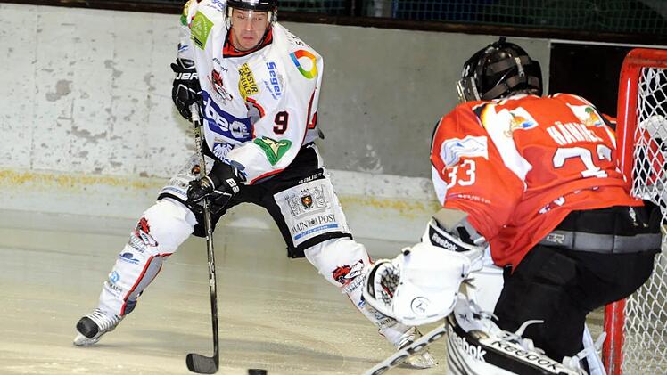 War mit zwei Treffern maßgeblich beteiligt an der erfolgreichen Aufholjagd der Kissinger Wölfe im Spiel gegen den ESC Vilshofen: Al Joanette (links). Foto: Hopf