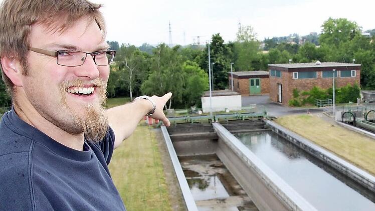 Abwassermeister Jürgen Orth, der den Kitzinger Klärwerksbetrieb leitet, deutet auf das veraltete Klinkergebäude, das mitsamt der darin enthaltenen Rechen-Anlage komplett erneuert werden muss.  Foto: Diana Fuchs