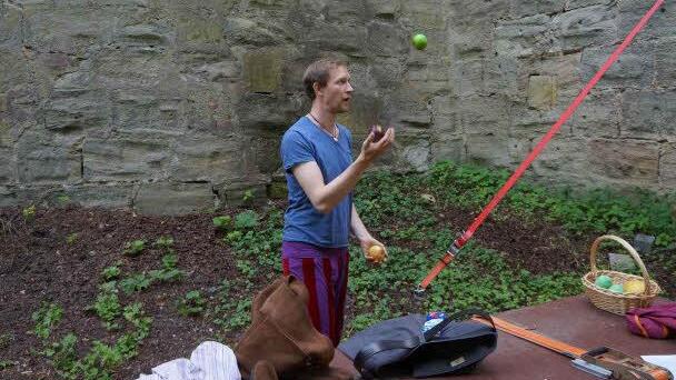 Thomas Paulmann übt sich in den Gauklerkünsten.  Foto: Chapeau Claque