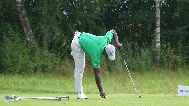 Versetzte die Zuschauer ins Staunen: Manuel De Los Santos spielte am ersten Tag der Bayerischen Meisterschaften für Golfer mit Behinderung auf dem Par-72-Kurs in Maria Bildhausen eine 75er-Runde.  Fotos: Anton Then