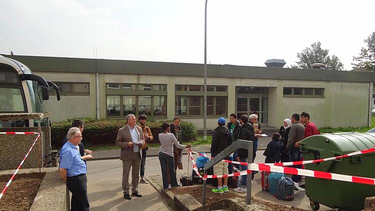Warten auf das neue Zimmer: Franz Hümmer hat die Menschen einzeln in ihr neues Zimmer eingewiesen.