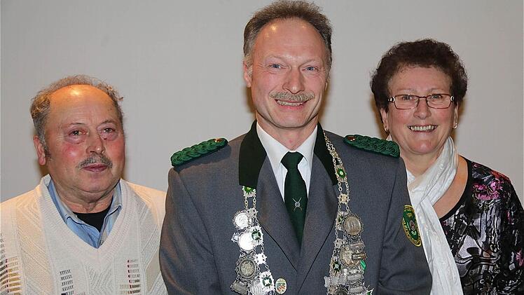 Das Königshaus (von links): Albrecht Degen, Oliver Niebusch und Christa Preisendörfer. Foto: Gerd Schaar