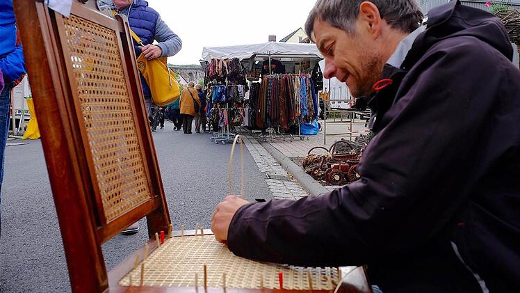 Ein Hingucker war die Arbeit des Korbflechters Stefan Rippstein.  Foto: Gerd Schaar