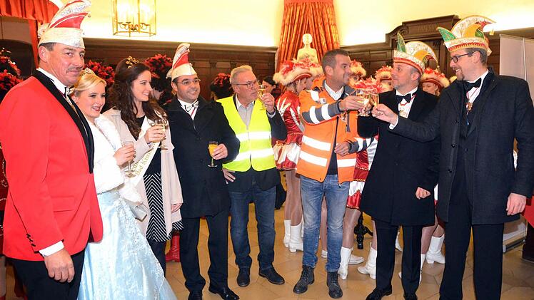 Schnell wurden am 11.11. Stadtkasse und Schlüssel an die Narren aus Garitz und Reiterswiesen überreicht, die bis zum Aschermittwoch das Zepter führen wollen. Auf unserem Foto v.li.: Matthias Bühner (Sitzungspräsident Fidelia Reiterswiesen), Alexander Pusch (Präsident Reiterswiesen), die beiden Bürgermeister Thomas Leiner und Toni Schick, Faschingsprinzessin Michelle I. sowie vom Garitzer BTC Sitzungspräsident Christian Rüth und Axel Dürrheimer.  Foto: Peter Rauch