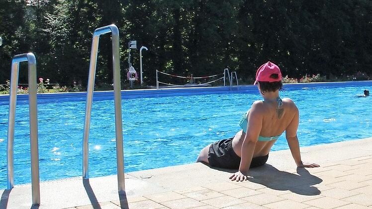 Simone Greubel genießt die Sonne im Eltmanner Freibad.