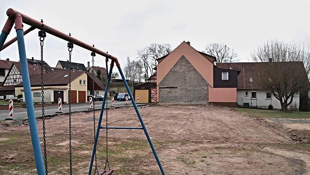 Die Spielgeräte für den neuen Spielplatz in Pfaffendorf, der auf dieser Freifläche, wo das ehemalige Schulhaus stand, angelegt werden soll, stehen in den "Startlöchern", wie Bürgermeister Wolfram Thein am Montag sagte. Die alte Schaukel (links) steht schon mal. Helmut Will
