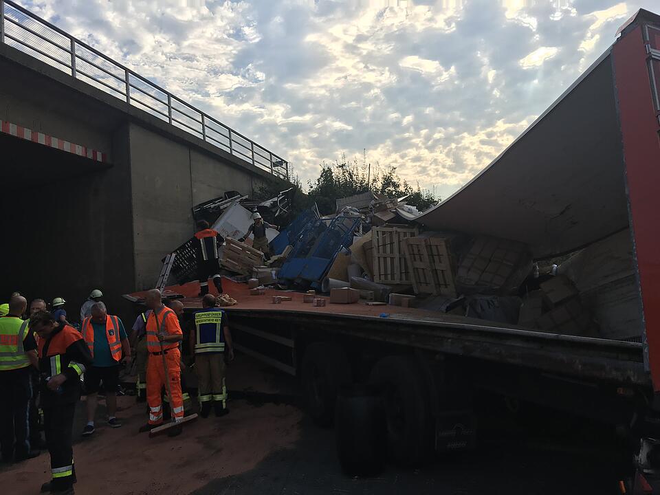 Bei Würzburg: Spektakulärer Sturz auf der A3 – Sattelzug fällt  von Autobahnbrücke auf Staatsstraße