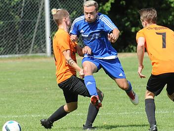 Arnshausens Tobias Vogel schlüpft  zwischen Wollbachs Tim Landau (links) und Konstantin Metz hindurch.ssp
