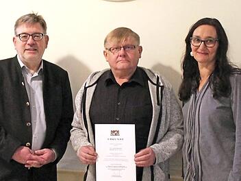 Guido Winter (links) und Regina Burkhardt verabschiedeten Reinhold Schirmer. Foto: privat