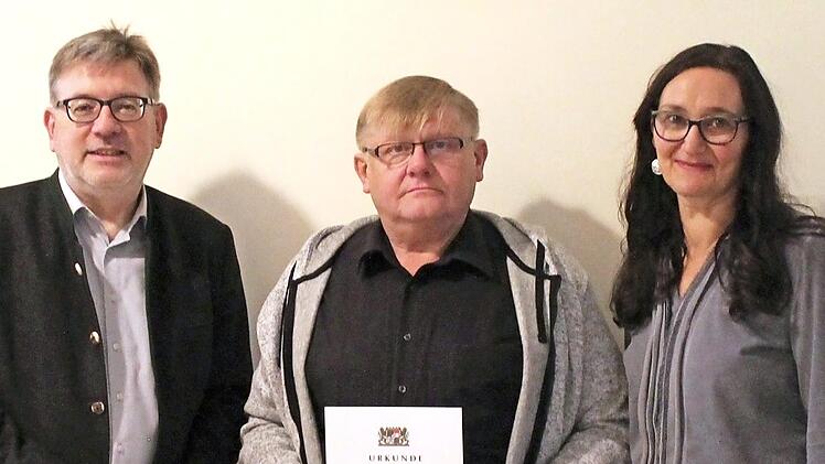 Guido Winter (links) und Regina Burkhardt verabschiedeten Reinhold Schirmer. Foto: privat