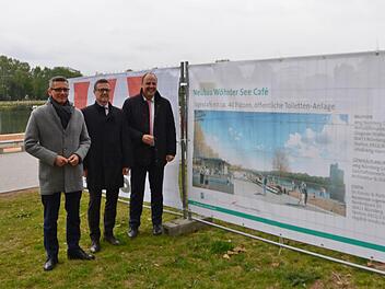Fraas, Schekira und Vogel geben den Startschuss für das Strand-Café am Wöhrder See. Foto: Dieter Barth  wbg(wbg Nürnberg