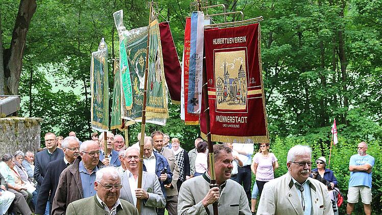 Fahnenabordnungen befreundeter Vereine kamen zur Hubertusmesse nach  Münnerstadt. Foto: Dieter Britz