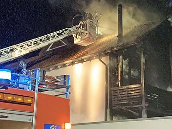 Schnell griff das Feuer auf das Dach über. Foto: Tobias Eismann
