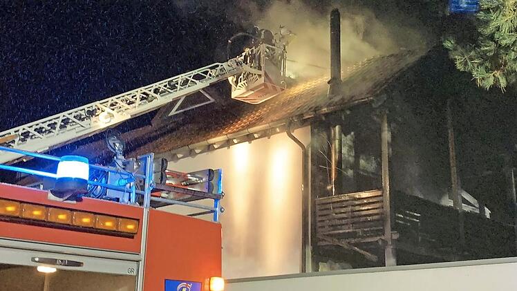 Schnell griff das Feuer auf das Dach über. Foto: Tobias Eismann