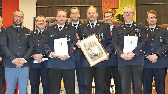 Ehrungen (von links): Bernd Lemser, Landrat Sebastian Straubel, Thorsten Langbein, Markus Schmittlein, Zweiter Vorsitzender Maximilian Gr&auml;bner, Ehrenmitglied B&uuml;rgermeister Bernd Reisenweber, Ralf Wagner, Uwe Lambrecht, der Kommandant der Feuerwehr Gro&szlig;garnstadt, Markus Kaiser, und Kreisbrandrat Manfred Lorenz