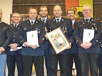 Ehrungen (von links): Bernd Lemser, Landrat Sebastian Straubel, Thorsten Langbein, Markus Schmittlein, Zweiter Vorsitzender Maximilian Gräbner, Ehrenmitglied Bürgermeister Bernd Reisenweber, Ralf Wagner, Uwe Lambrecht, der Kommandant der Feuerwehr Großgarnstadt, Markus Kaiser, und Kreisbrandrat Manfred Lorenz