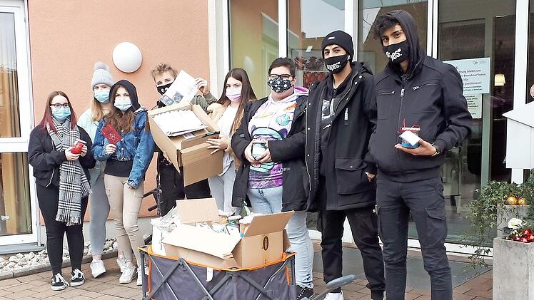 Die Neuntklässler "fahren" ihre Geschenken beim Seniorenzentrum vor.  Fotos: Andrea Spörlein