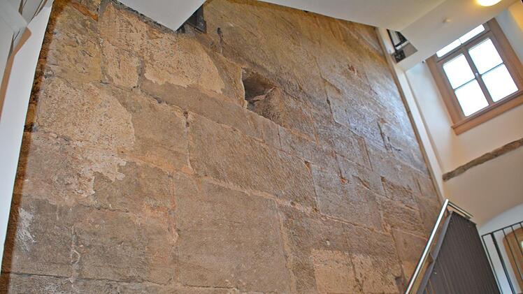 Im Konventgebäude findet sich noch diese historische Mauer, die aus der Erbauerzeit stammt. Foto: Hanns Friedrich