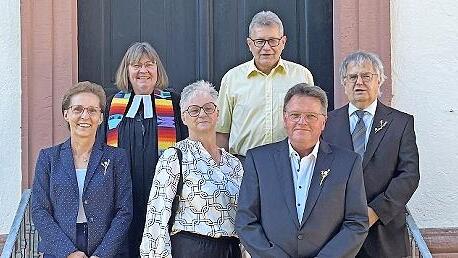 Goldene Konfirmation feierten (von links) Karin Jörg geb. Löffert, Anita Eisenhauer geb. Rau, Wolfgang Ziegler, Klaus Wagner und Manfred Herold sowie Pfarrerin Barbara Weichert.