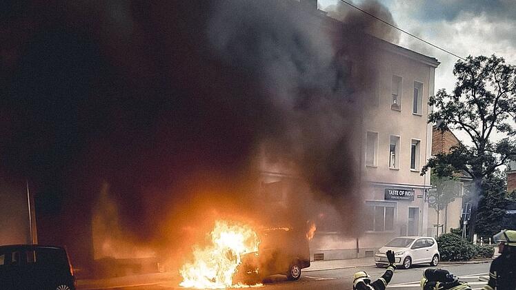Feuerwehr Erlangen in Rushhour gefordert - Brand "in voller Ausdehnung"