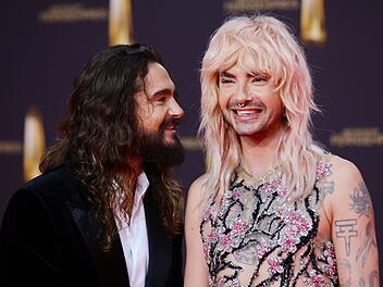 Bill Kaulitz (rechts) schw&auml;rmt im Gespr&auml;ch mit seinem Bruder Tom Kaulitz von den diesj&auml;hrigen RTL-"Bachelors".