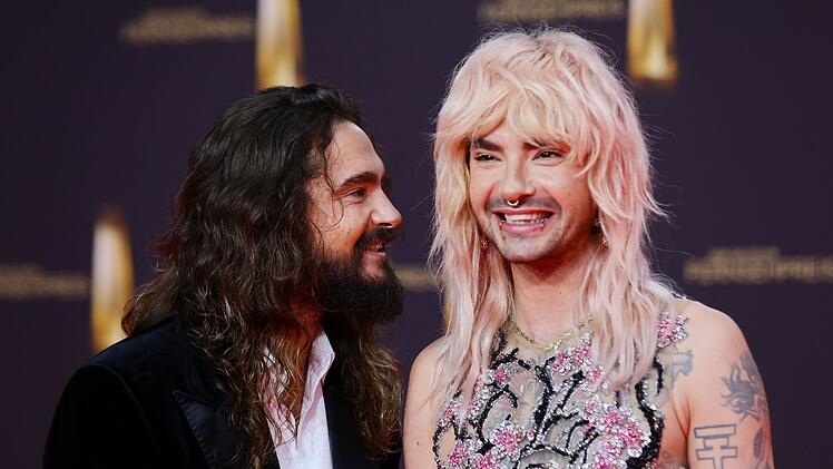 Bill Kaulitz (rechts) schw&auml;rmt im Gespr&auml;ch mit seinem Bruder Tom Kaulitz von den diesj&auml;hrigen RTL-"Bachelors".