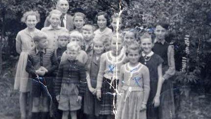 Schimmendorfer Schulbild von 1956 mit Lehrer Philipp Heckel.