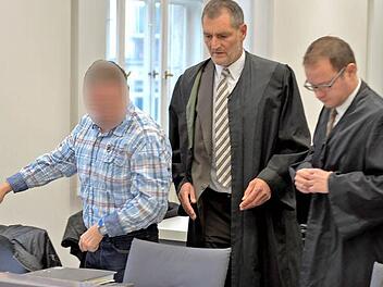 Die Rechtsanwälte Jochen Dotterweich (Mitte) und Sebastian Platzek verteidigen Klaus A. (links). Das Foto entstand im Dezember, als der Prozess zum ersten Mal begann. Foto: Ronald Rinklef/Archiv