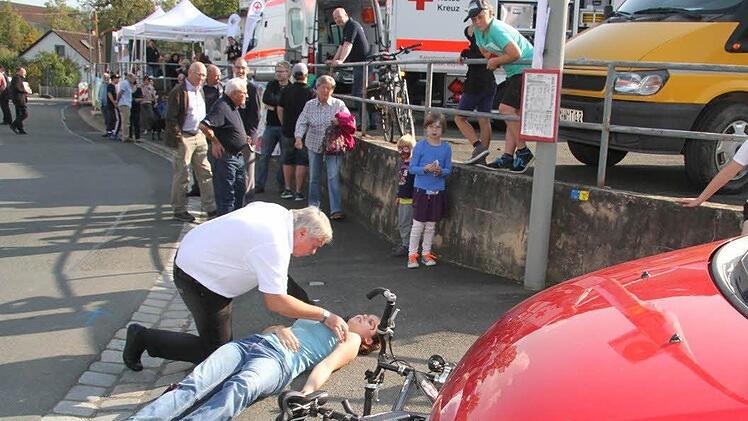 Die Erste-Hilfe-Vorführungen der BRK-Jugend stießen auf großes Interesse beiden Gästen der Einweihungsfeier des BRK-Hauses. Foto: Sonja Adam